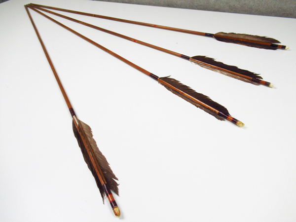 弓道 竹矢 黒鷲 クロワシ 4本 重量 約25g 全長 約95㎝ 管理4K1126Ec