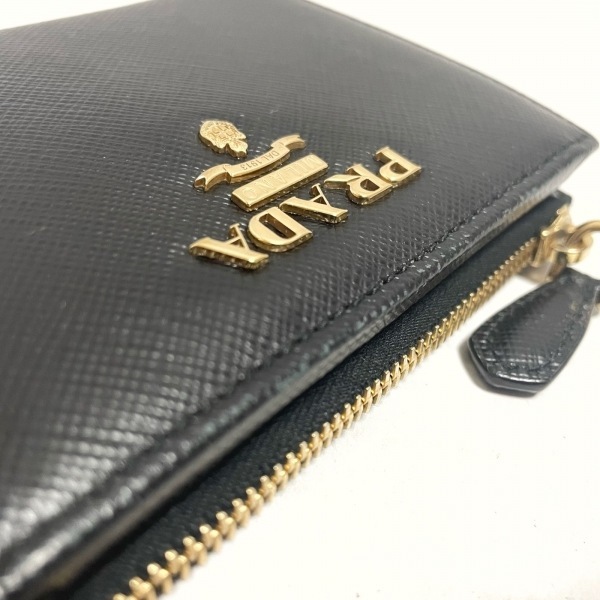 プラダ 二つ折り財布 サフィアーノレザー ゴールドロゴ 金具 黒 コンパクト PRADA プラダ 折り財布 ゴールド金具 サフィアーノレザー ブラック