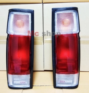 日産 ダットサン D22　ピックアップトラック　 クリアコンビテールランプ ピックアップトラック 　ステッカープレゼント