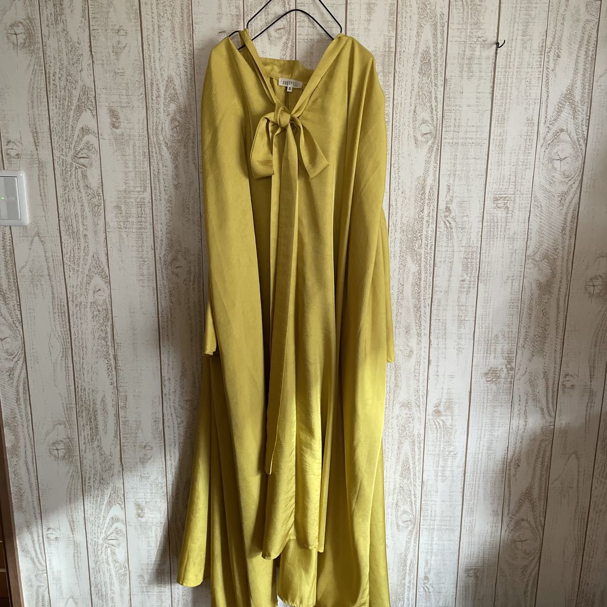 美品　GHOSPELL ゴスペル　ロングワンピース　ボウタイ　サテン　イエロー