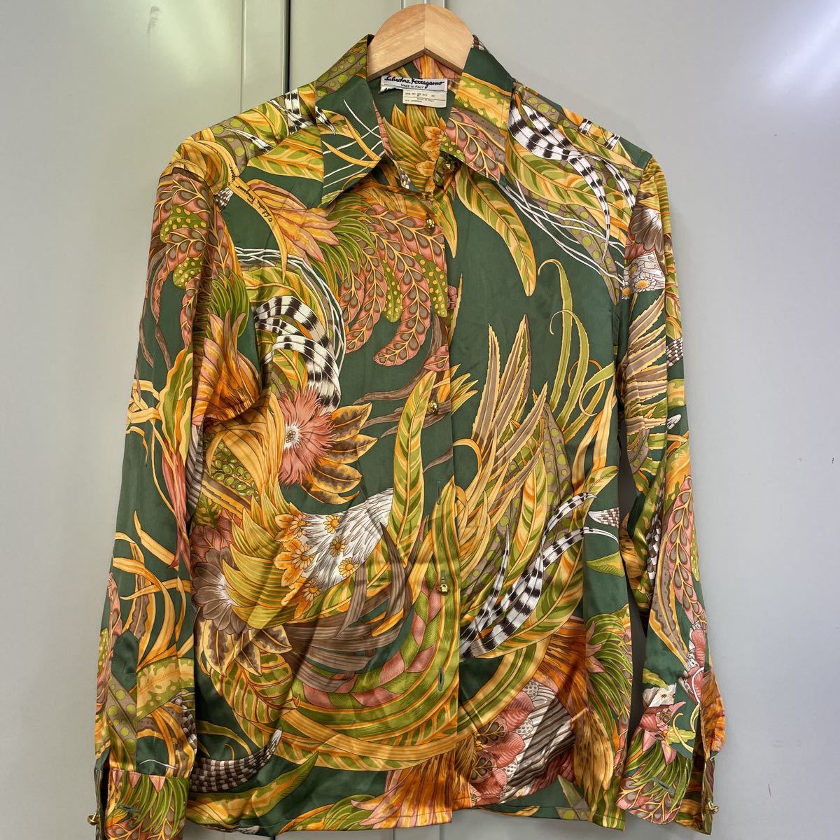 美品 サルヴァトーレフェラガモ Salvatore Ferragamo シルク100