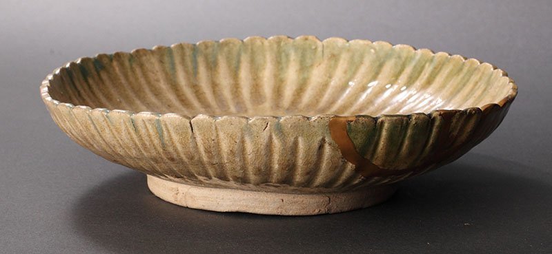 光成】江戸期「黄瀬戸・時代平鉢」無傷・時代品・菊に花模様