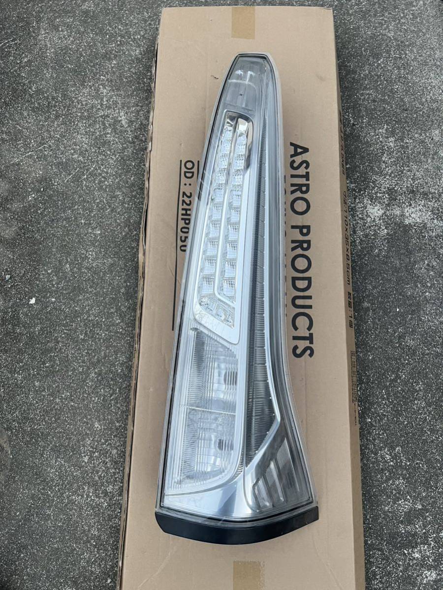 日産　C26セレナ 右テール テールランプ LED 