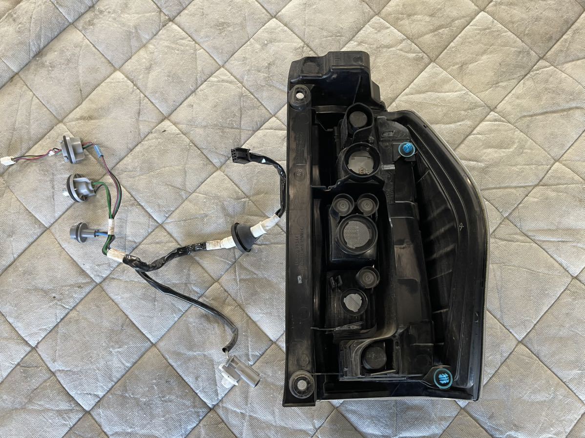 タント LA610S 左テールランプ 81560-B2690 20516L ダイハツ 純正