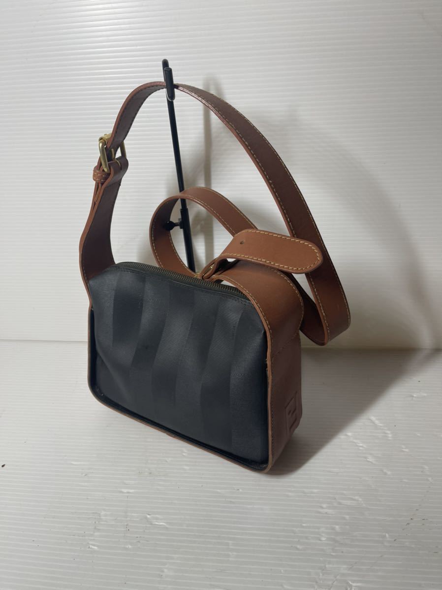 フェンディペカン柄のブラウン、ブラックのストライプショルダーバッグ