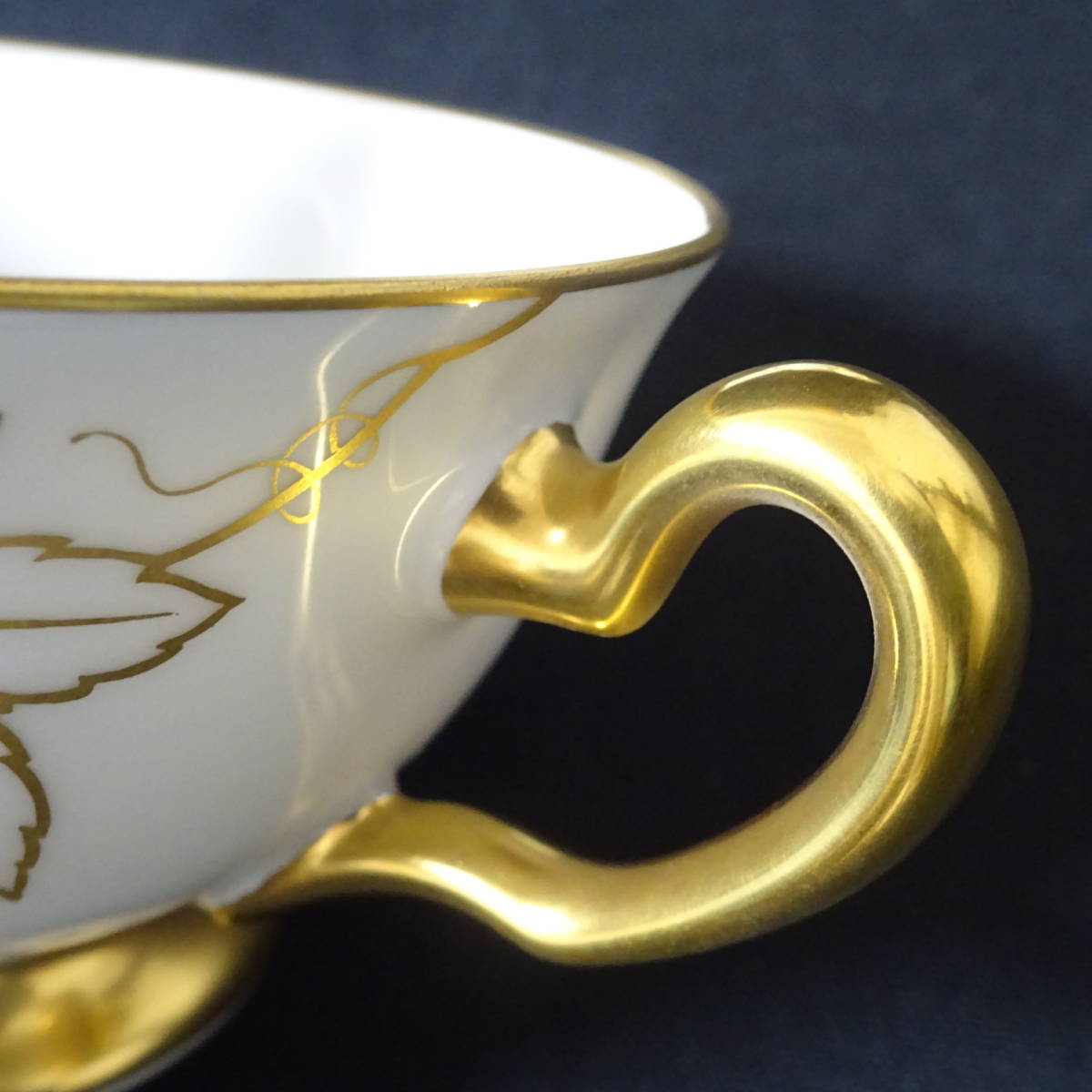 大倉陶園 日本製 金白金蝕ぶどう唐草 カップ＆ソーサー 6C⁄1246