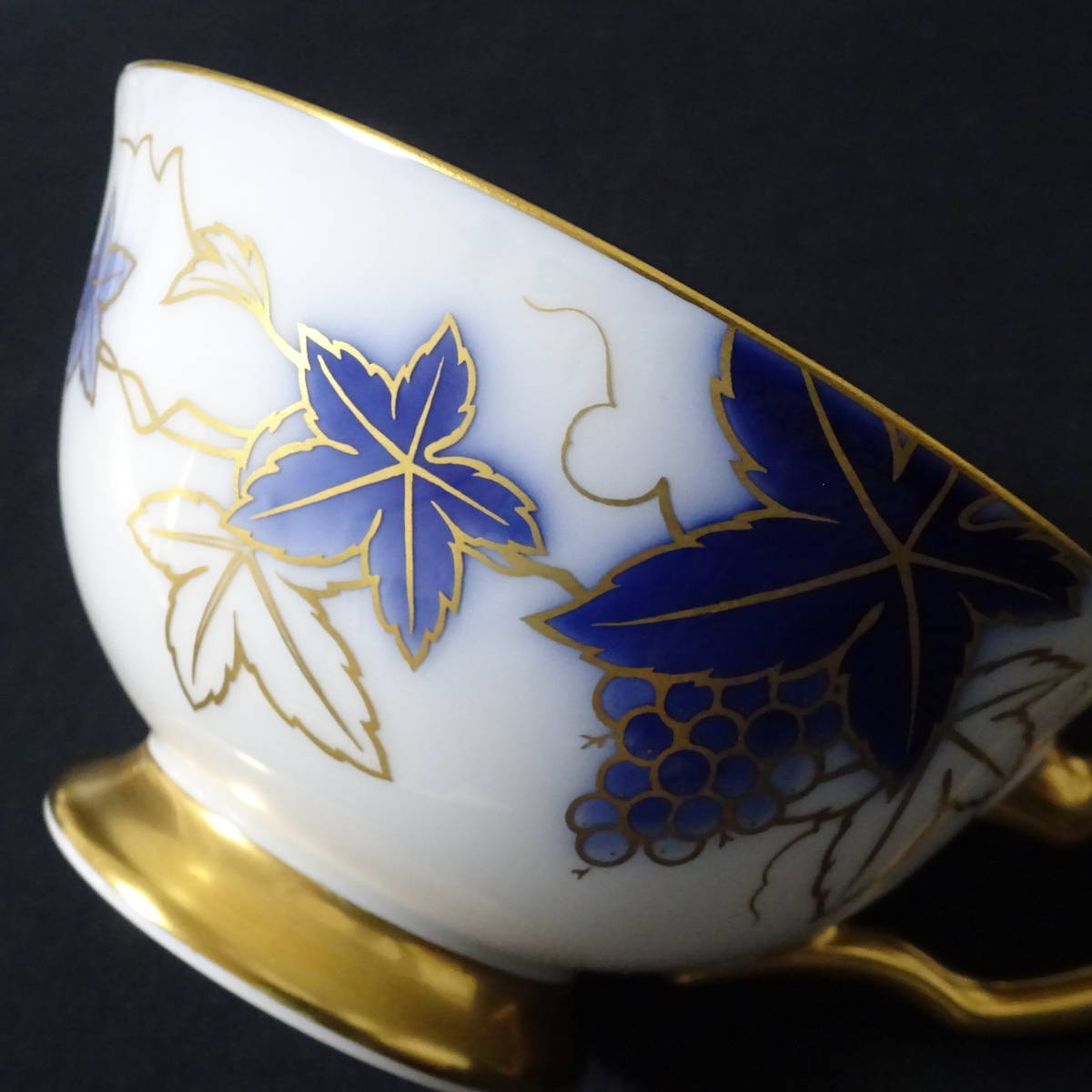 大倉陶園 日本製 金白金蝕ぶどう唐草 カップ＆ソーサー 6C⁄1246