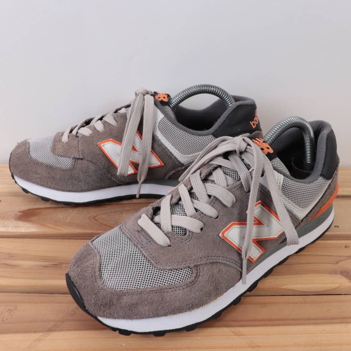 z1165【574】ニューバランス US8 26.0cm/灰 グレー オレンジ 黒 ブラック 白 ホワイト newbalance メンズ スニーカー 中古