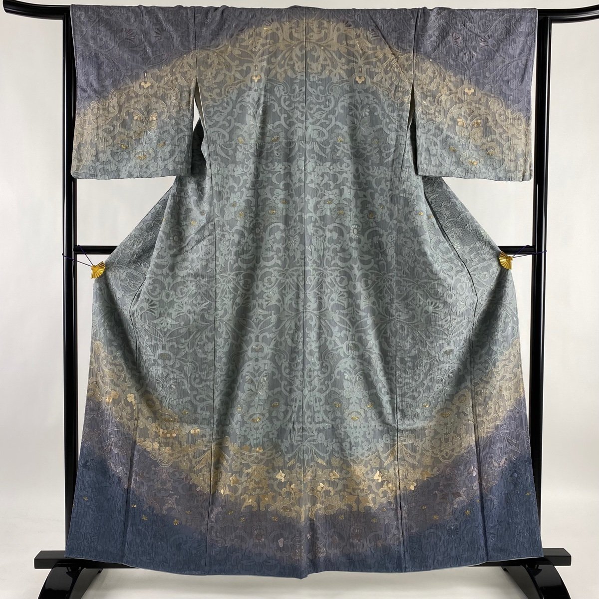 【しつけ糸付き保管品】小紋 花柄 着物 袷 身丈151裄62 くすみブルー 浅葱 訪問着 逸品 花唐草 金糸 刺繍 青灰色 袷 身丈160cm 裄丈65cm M