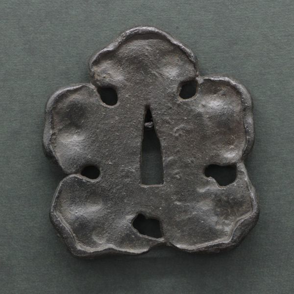 513/送料無料/鍔/土佐国住明珍宗利/縦.約9.2cm/横約8.5cm/厚約縁1.0cm