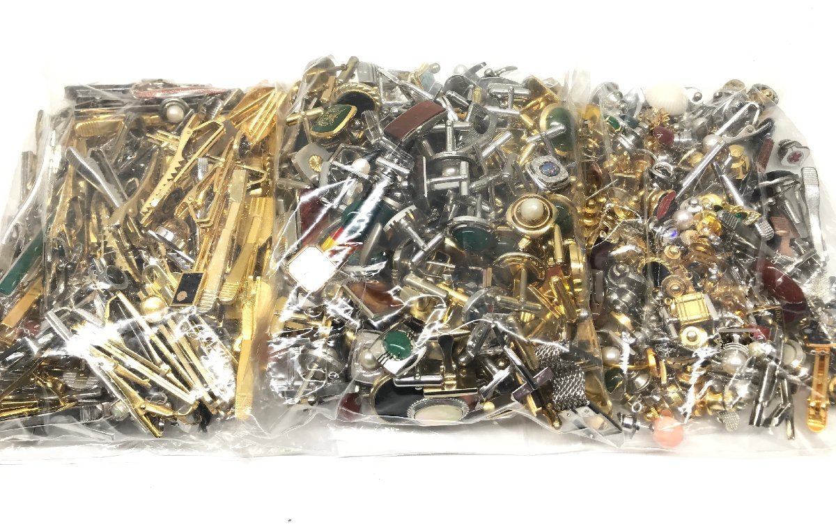 アクセサリー　大量　まとめ　ネクタイピン　カフス　等　約2115g　ジャンク　メッキ　まとめ売り　ゴールド　シルバー　