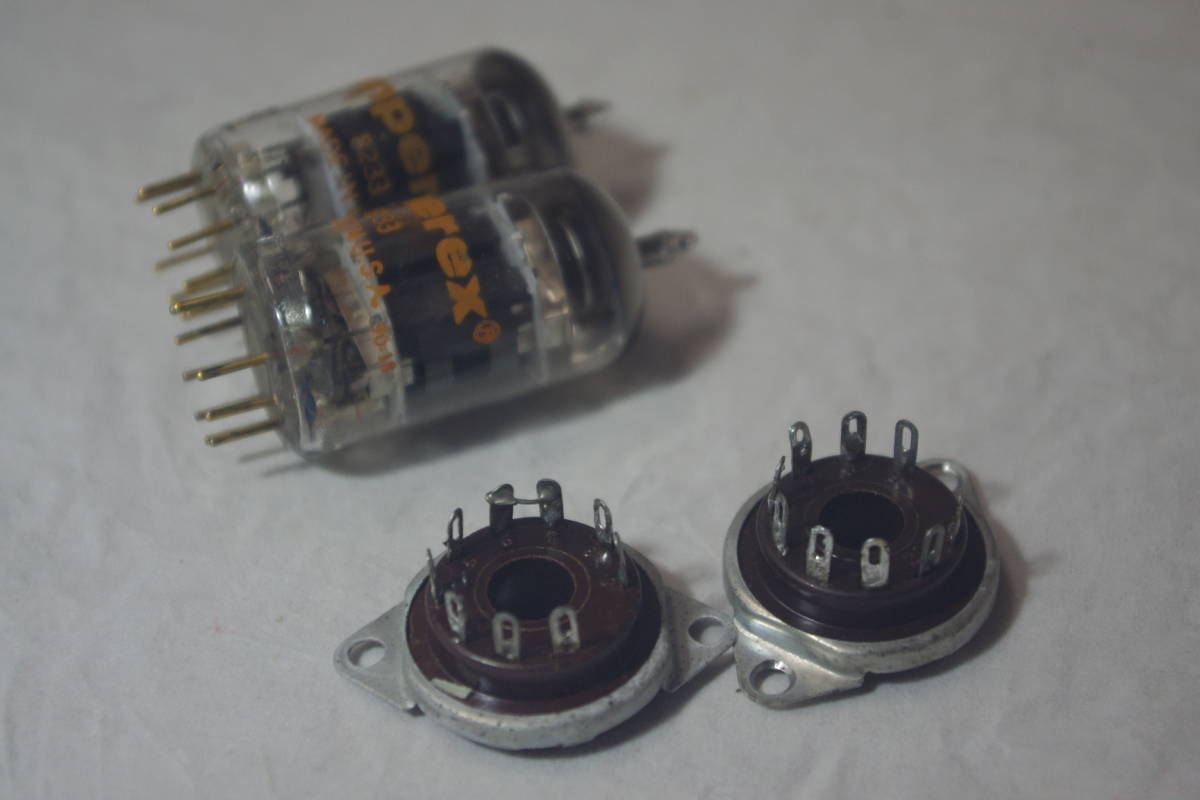 格安，人気SALE 真空管アンぺレックス　E55L /8233 ２本　ソケット付きです。ヒーターOK