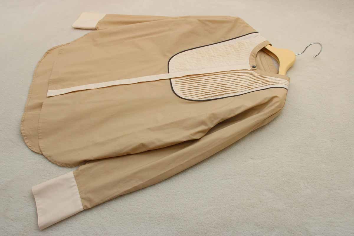 2-145 新品 某人気ブランド ピンタックバンドカラーブラウス ベージュＦサイズ