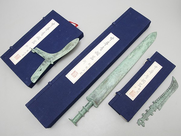 中国美術 青銅 帯駒 鏃 三件まとめて 古美術 U556. 中国美術 中華青銅器 複製品 戦国時代 刀・剣・戟 三点まとめて