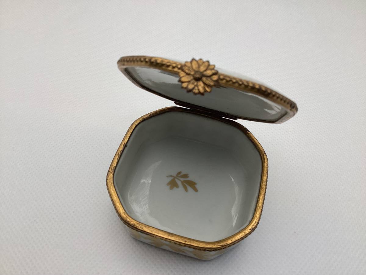 リモージュ フランス 【 はち ハチ 蜂 】ピルケース ハンドペイント
