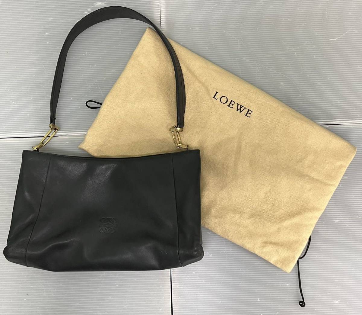 LOEWE ロエベ ショルダーバック アナグラム　ショルダー 型押し　ハンドバッグ　黒　