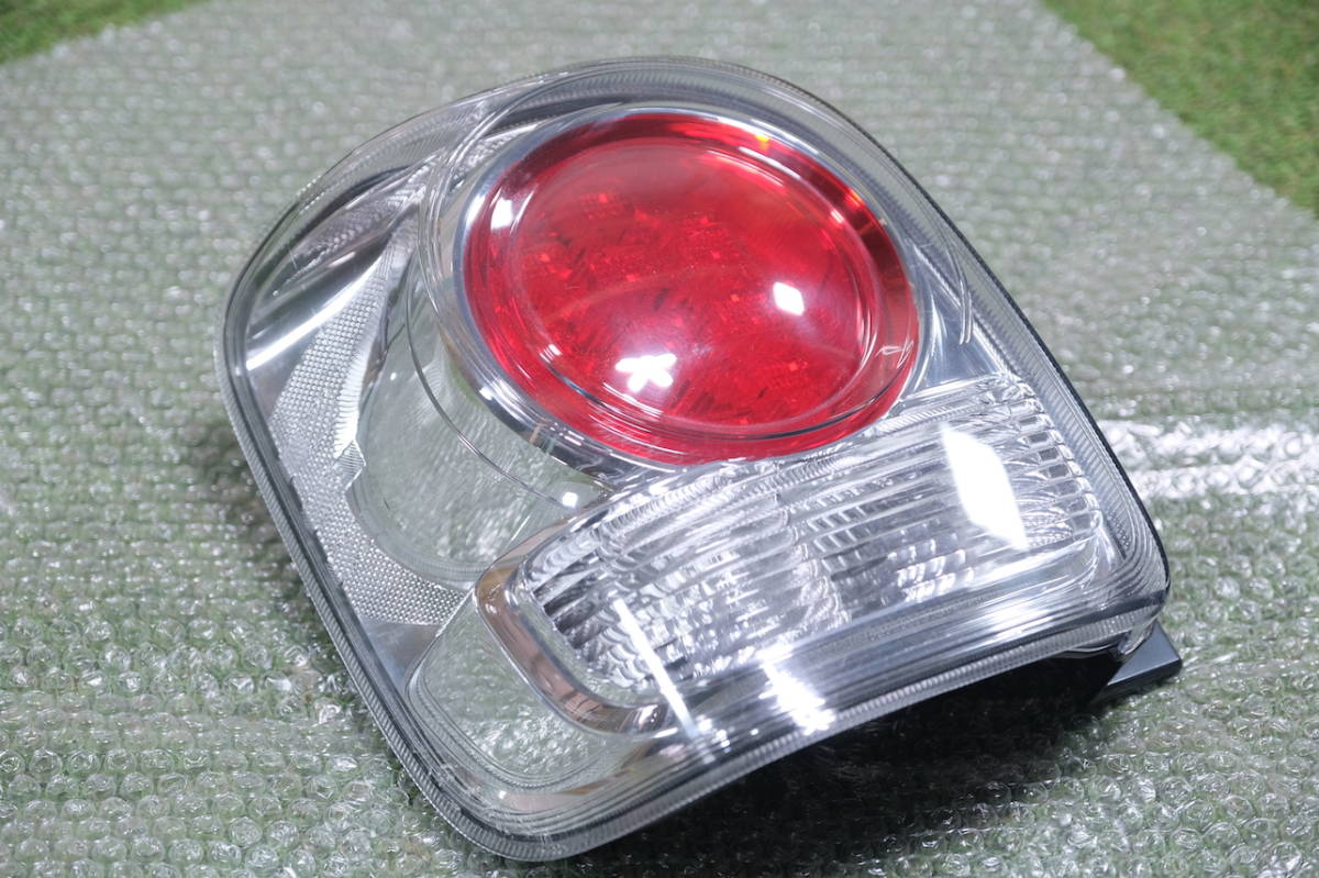 ＜割れなし/程度良好!＞ダイハツ LA800S ムーヴキャンバス(メイクアップ) 純正 左側 テールランプ テールライト 品番： TOKAIDENSO 20522L