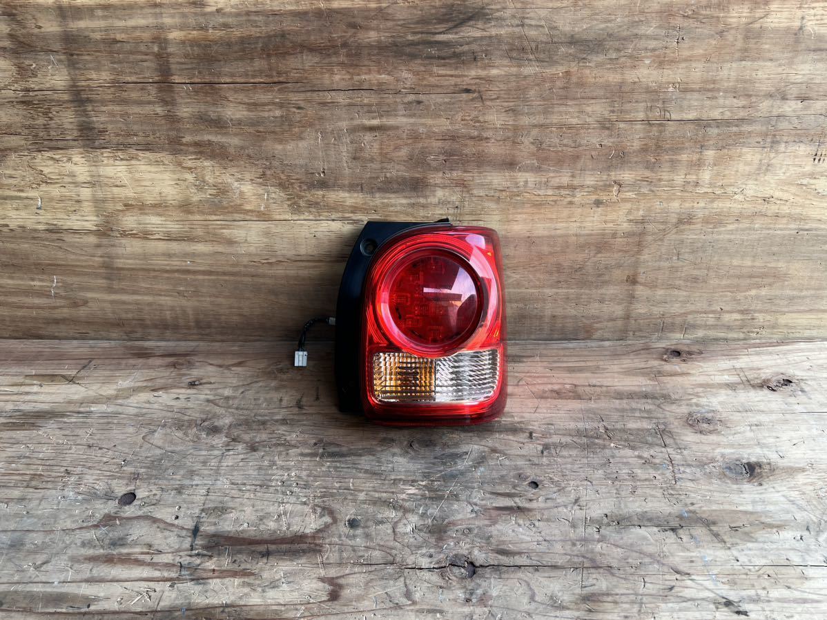 ダイハツ LA800S ムーヴキャンバス 右テールランプ TOKAIDENSO 20521 ハーネス付き