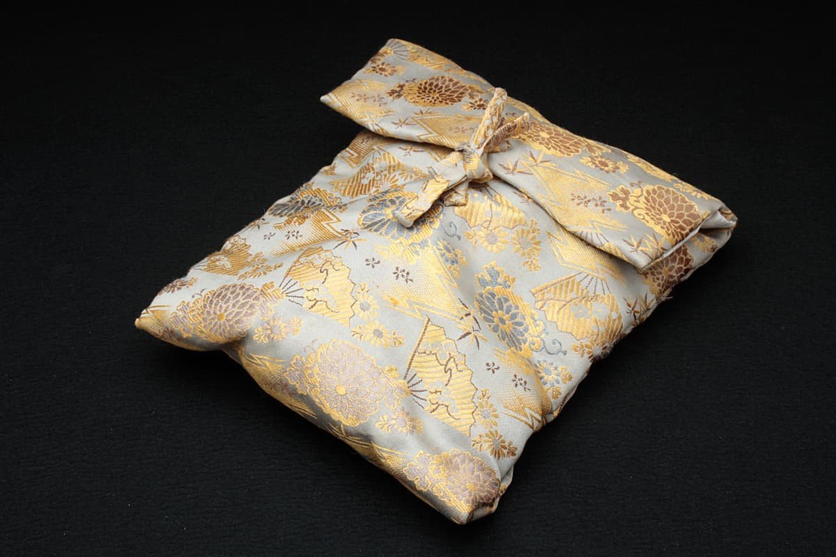 EH148 【桑島 作(在銘)】木彫彩色 能面「泥眼」縦21.3cm 重145g 面袋付
