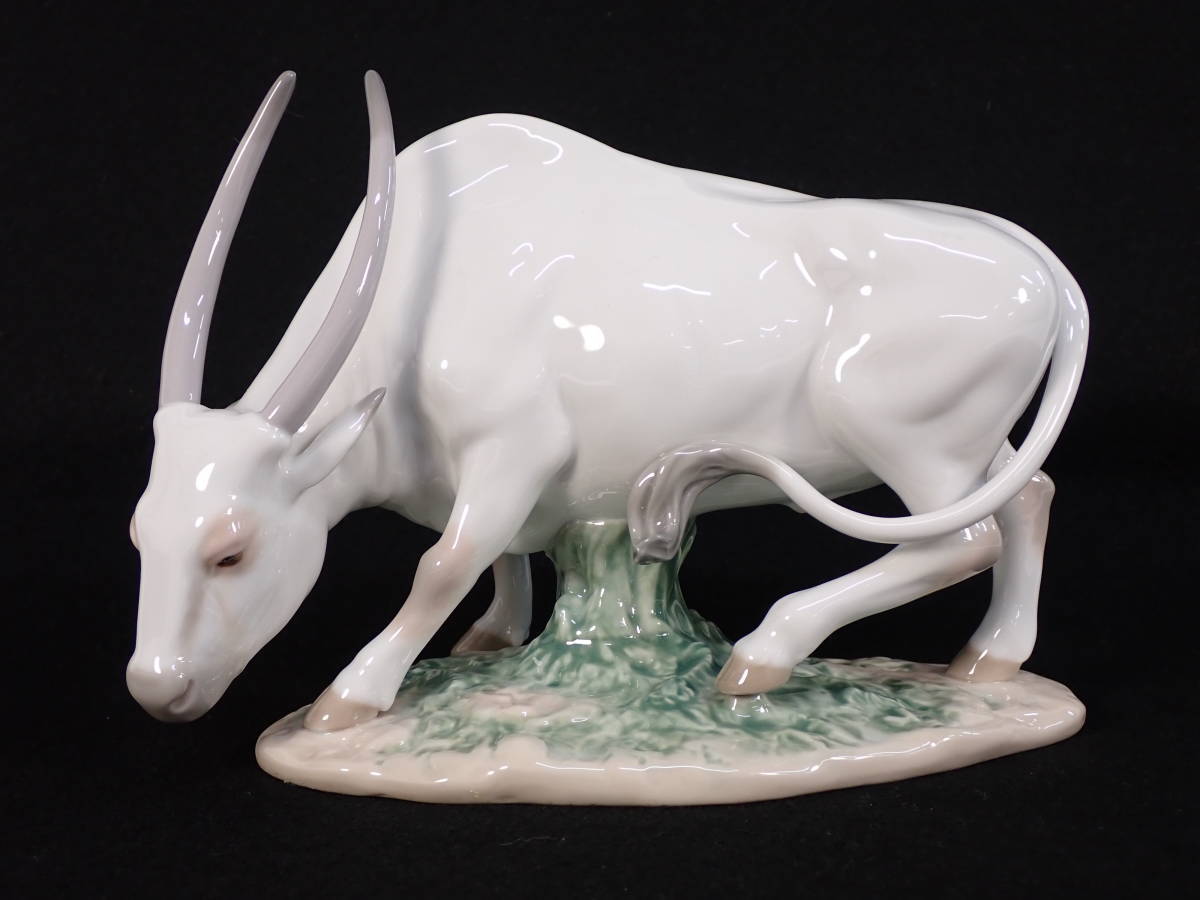 LLADRO リアドロ リヤドロ 丑 牛 うし 十二支コレクション 台座付き 陶器 アンティーク インテリア フィギュリン 置き物 8369 リヤドロ | リヤドロ公式オンライン