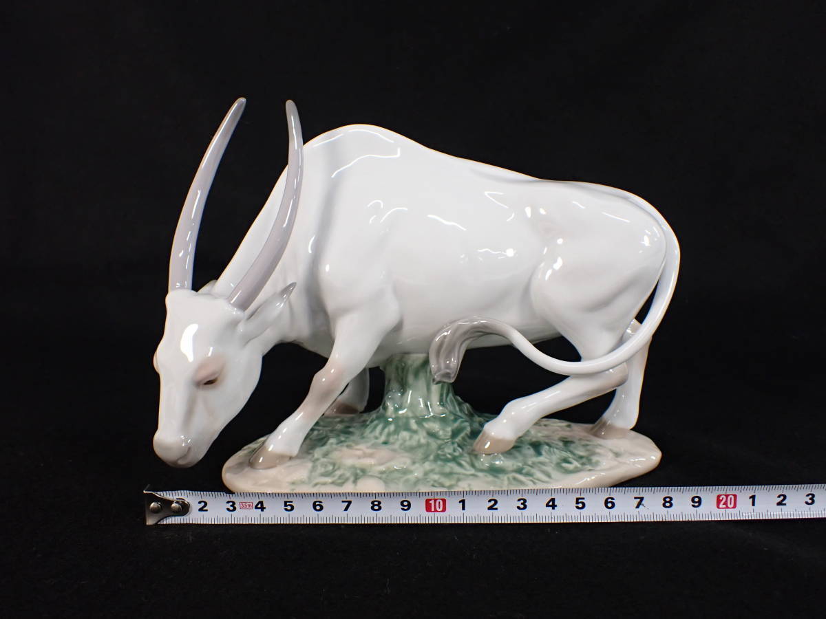 LLADRO リアドロ リヤドロ 丑 牛 うし 十二支コレクション 台座付き 陶器 アンティーク インテリア フィギュリン 置き物 8369 リヤドロ | リヤドロ公式オンライン
