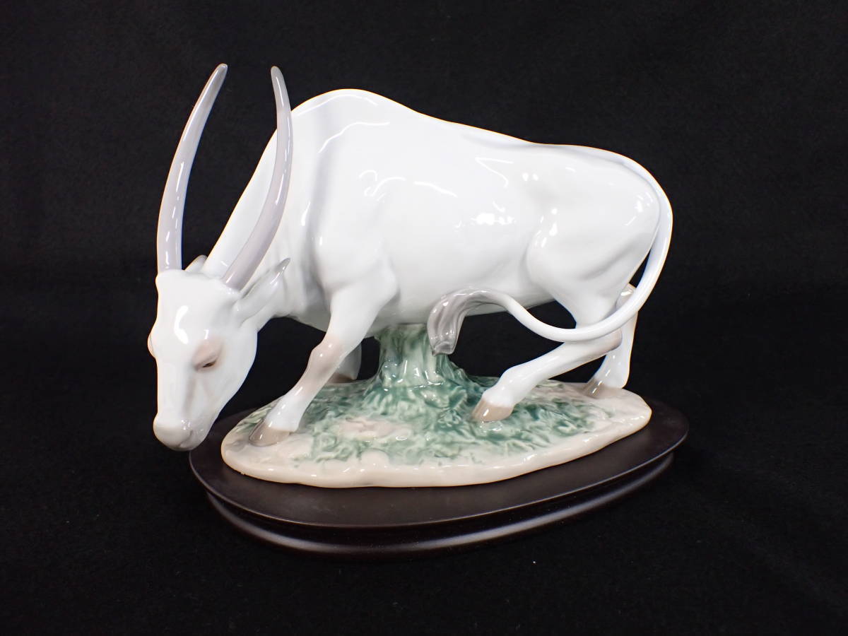 LLADRO リアドロ リヤドロ 丑 牛 うし 十二支コレクション 台座付き 陶器 アンティーク インテリア フィギュリン 置き物 8369 リヤドロ | リヤドロ公式オンライン