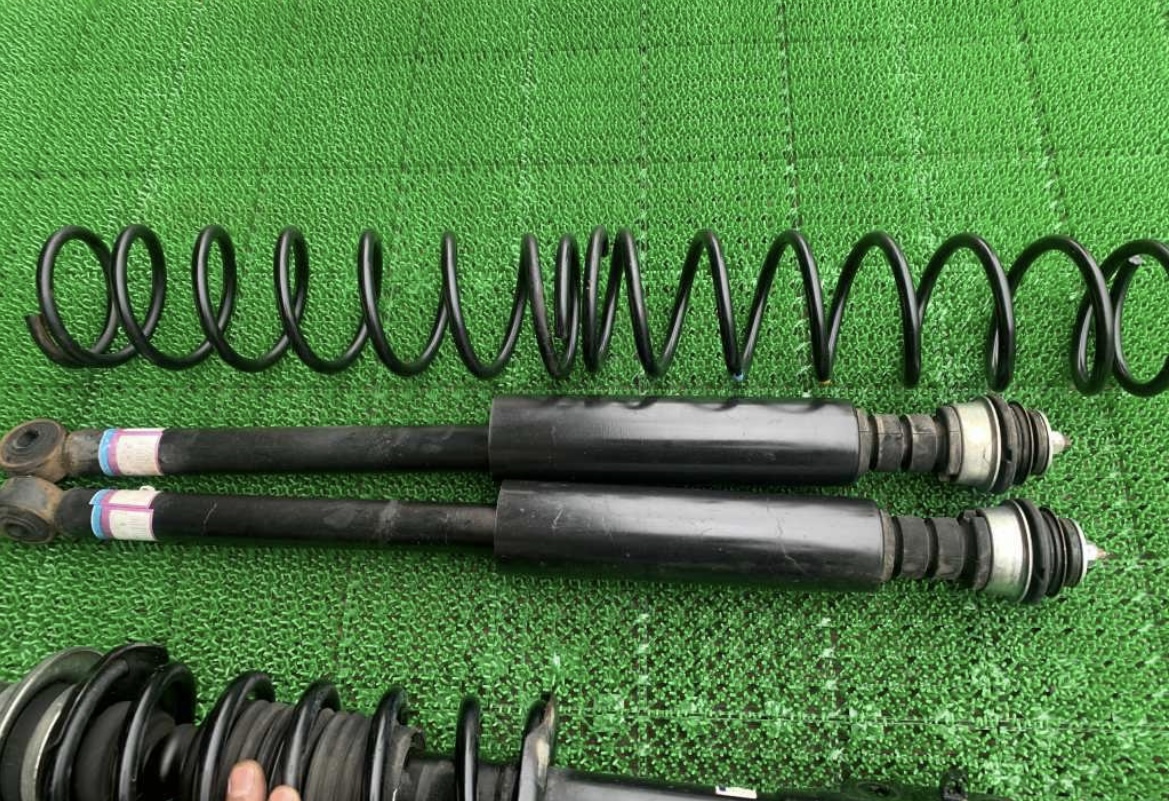再出品 タント カスタム L375S L385S サスペンション 一台分 フロント 