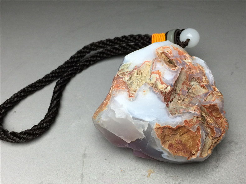 天然瑪瑙彫 彫刻 メノウ 原石 貴重半宝石 提げ物 芸術品 置物 重さ107 
