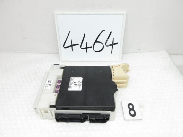 30年 エスクァイア DAA-ZWR80G (8)ヒューズボックス 室内左側 82730