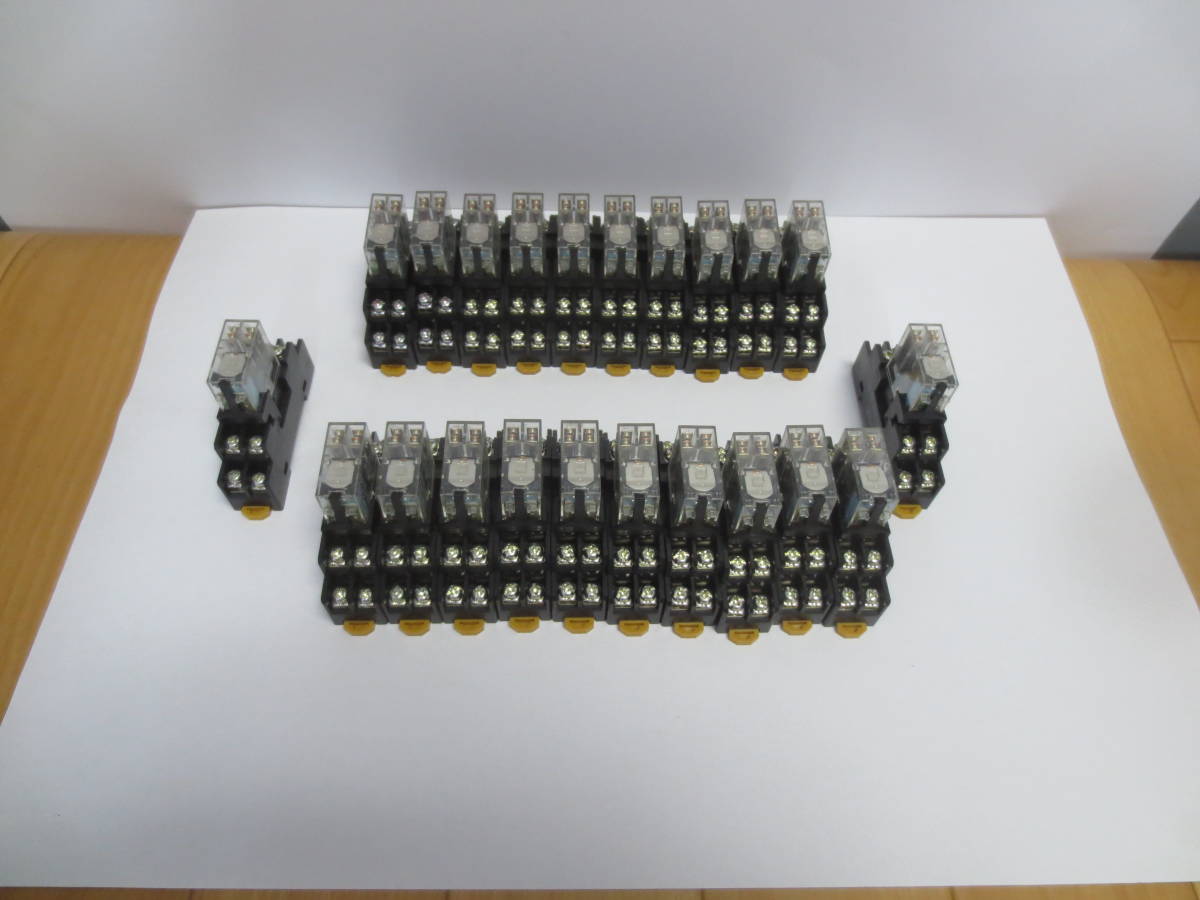 ★ 22個セット★ OMRON オムロン リレーG2R-2-SN 24V ソケット付き★