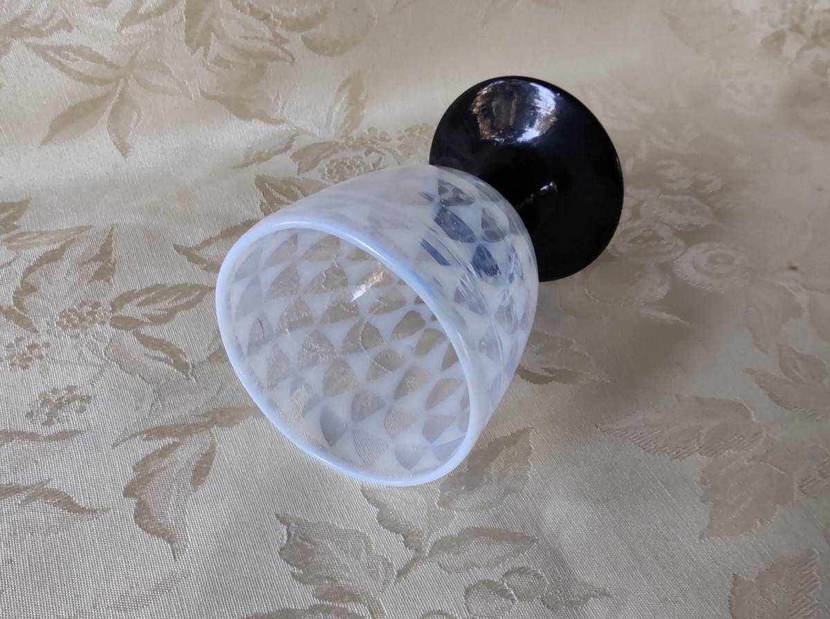 氷コップ黒脚 大正期乳白色市松模様あぶり出しなつめ型