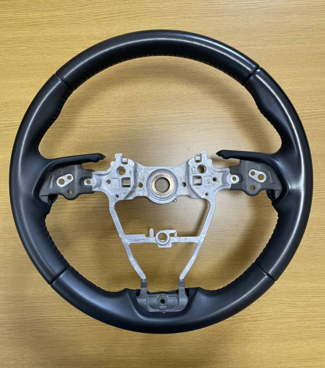 ☆良品☆ トヨタ カローラ スポーツ （ZWE211/NRE21＃）カムリ（AXVH70）クラウン（GWS224 / ARS220) レザーステアリング リフレッシュ 
