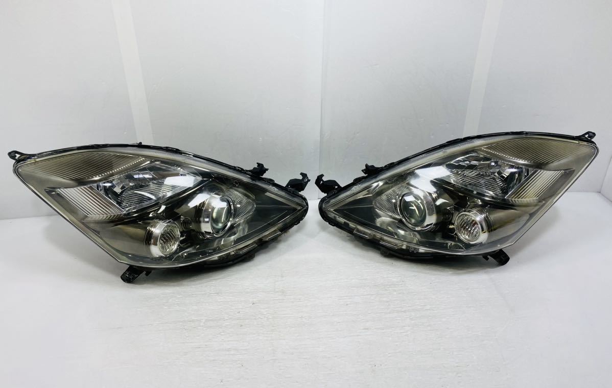ZGM10 ANM10 HID ヘッドライト アイシス 純正左右セット KOITO 44-69 ZGM10 ANM10 HID ヘッドライト アイシス 純正左右セット KOITO 44-69