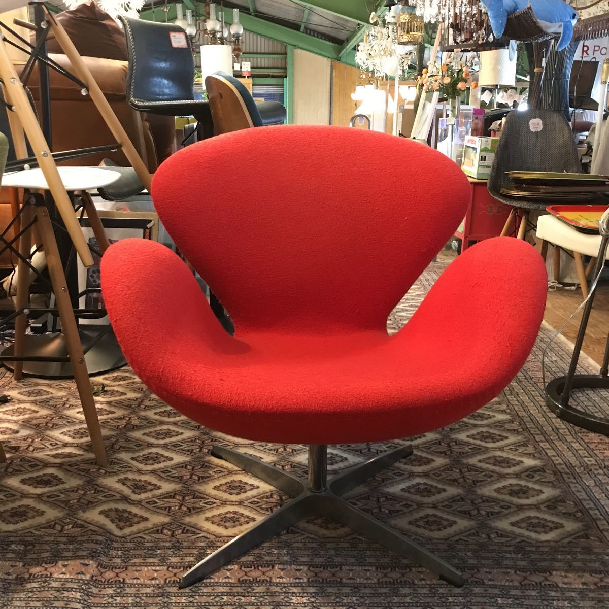 デザイナー：アルネ・ヤコブセン商品名：SWAN スワンチェア アルネ