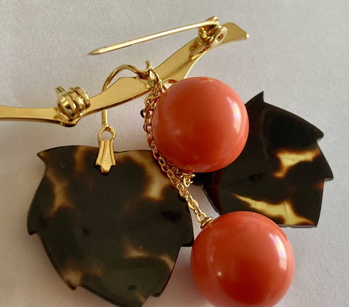 TH 極美品 本べっ甲 ラクト玉付 ブローチ 鼈甲 べっこう 箱入り 木の実  