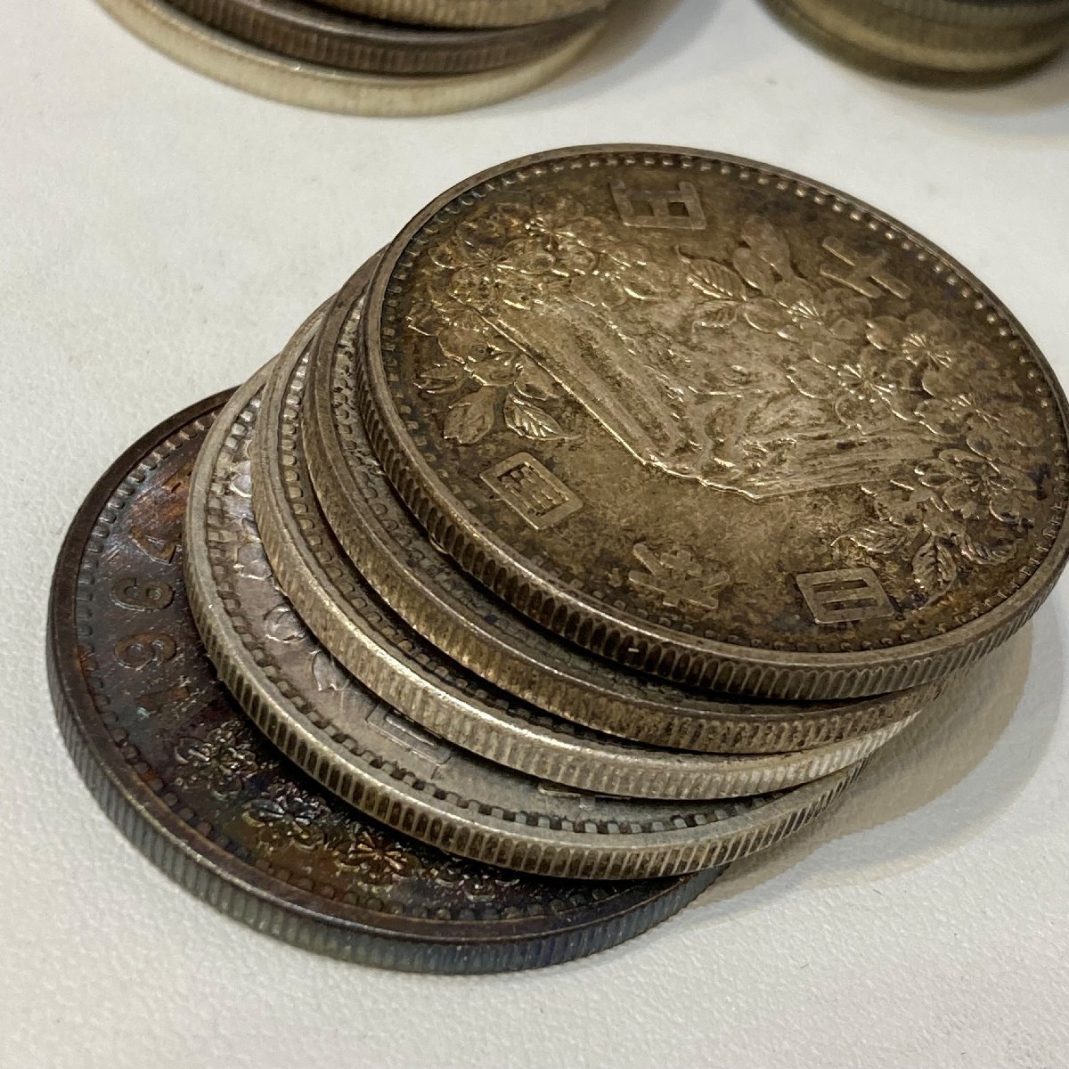 ②記念硬貨 銀貨　100円17枚、1000円2枚　東京オリンピック、稲穂、鳳凰など 100円銀貨 鳳凰 稲穂 オリンピック 281枚＋1枚穴あき 中古