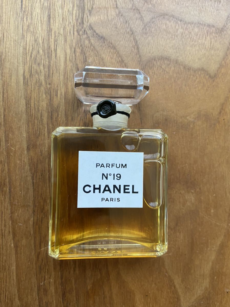 CHANEL香水 N°19 PARFUM 28ml シャネル ,未使用ですが 箱からボトル
