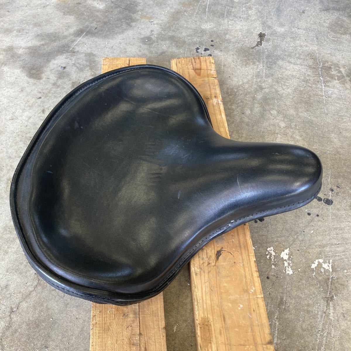 サドルシート 本革 ショベル パンヘッド ナックル ビンテージ ソロ