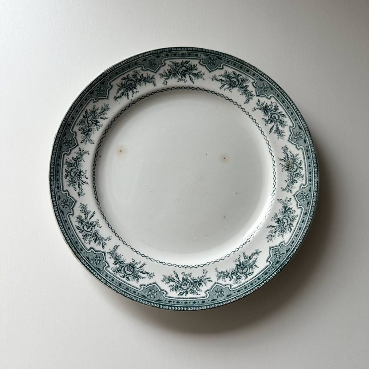 フランス　アンティーク　D'ONNAING NORD 　/　“ROSES MOUSSES”　グリーンローズの平皿プレート 　