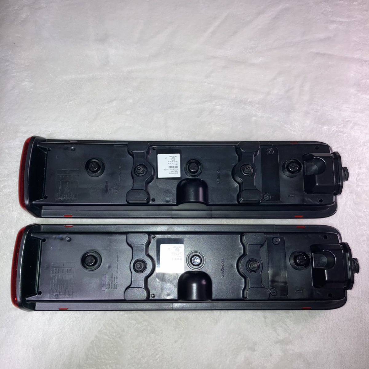 UD クオン 純正テールランプ 新車外し ボルボ VIGNAL製 LED テール  