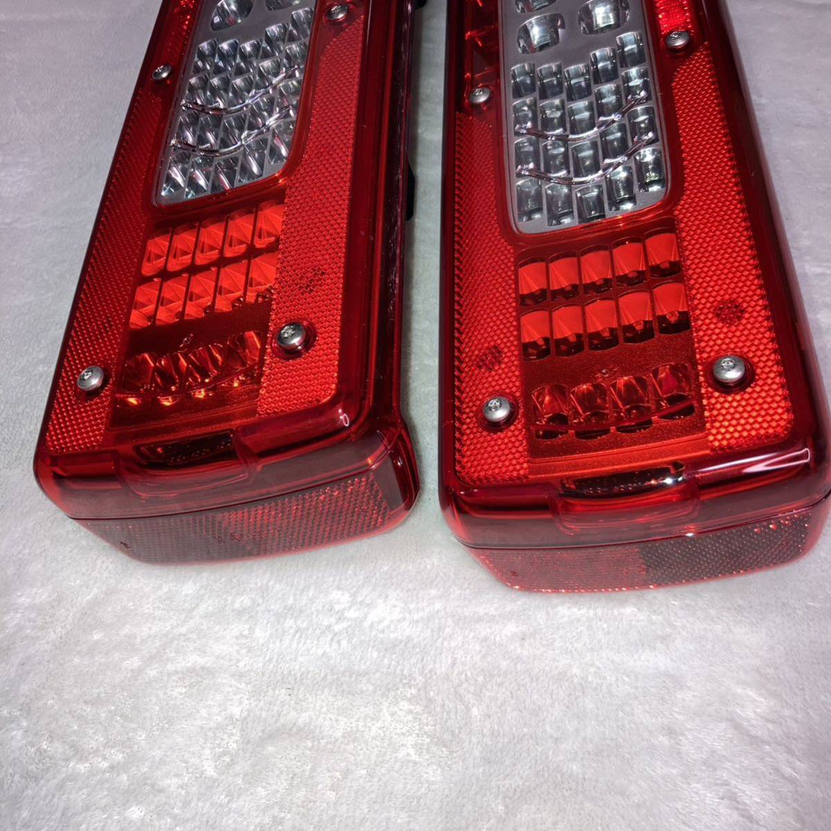 新車外し UD 純正 ボルボ VIGNAL製 LED テール テールライト