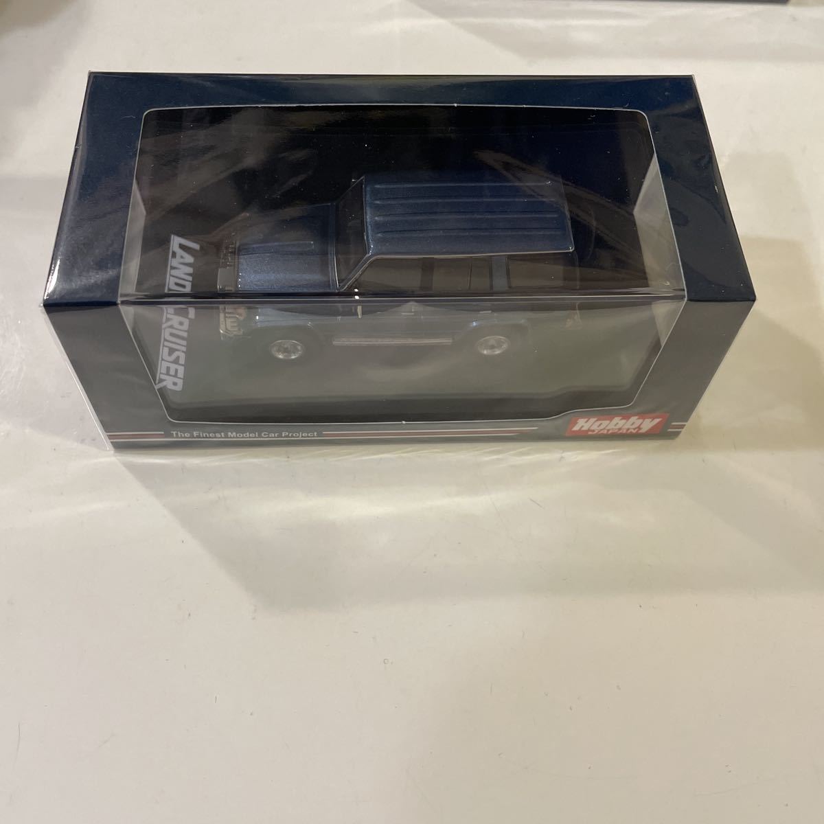 ホビージャパン1/64 トヨタ ランドクルーザー 70 ZX 4ドア1994 ブルーイッシュグレーメタリックです。外箱のビニールにシワ、擦れ傷有