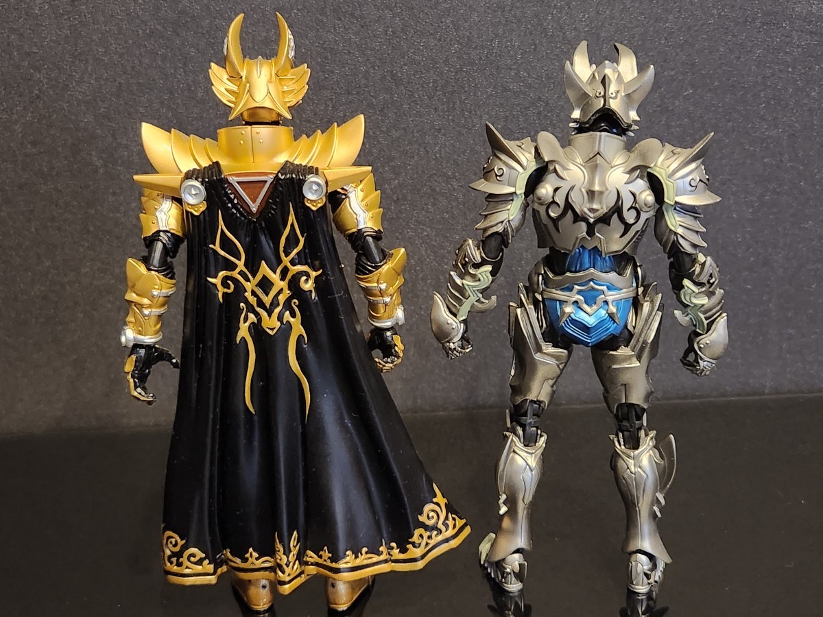 開封品 3990円スタート!! S.H.フィギュアーツ 黄金騎士 牙狼 & 銀牙  