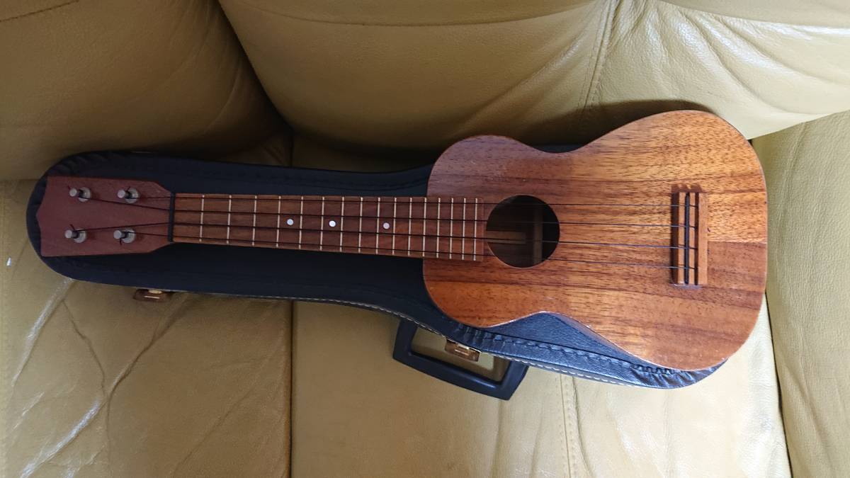 メーカー不明のウクレレ