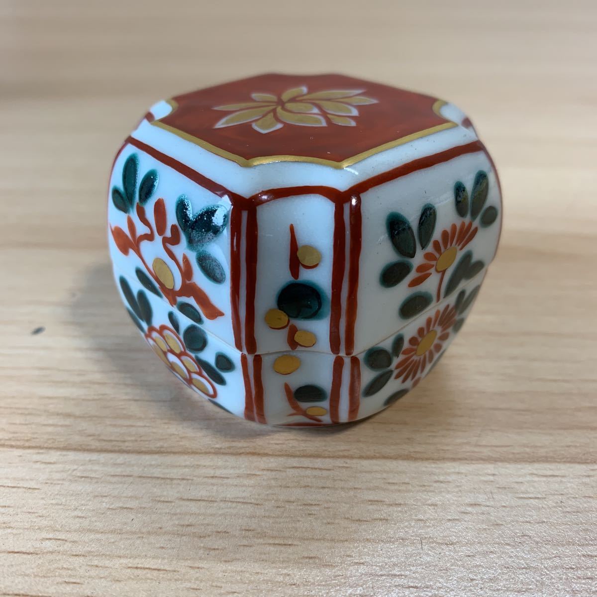 茶道具　色絵　花草文　香合　時代箱　C　8475 香合 N791 | 『平安 手塚景雲造』『赤絵』『四方入角香合』 共箱