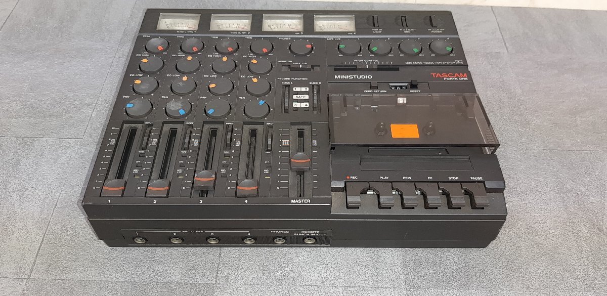 Akai DR8 8 Track Hard Disc Recorder. Version 2.32. Digital
