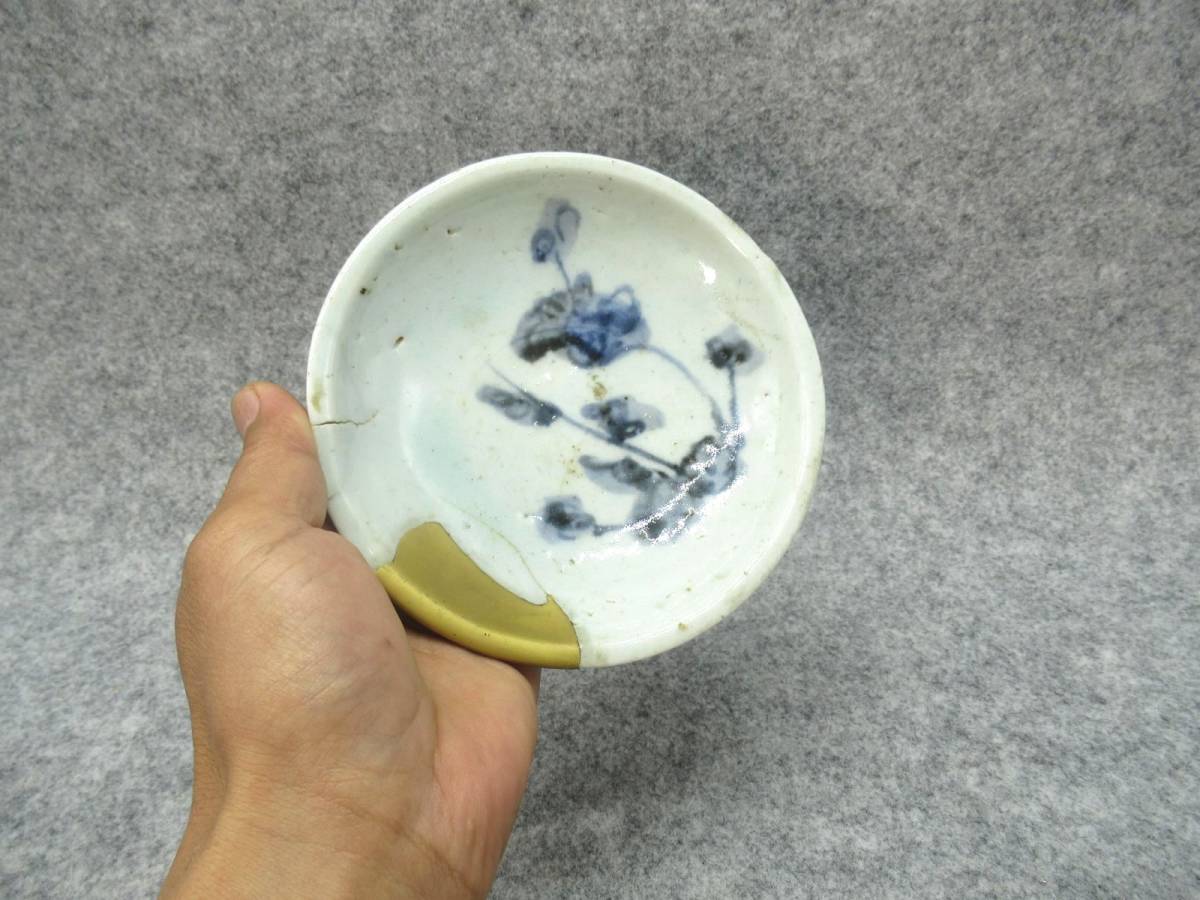 青白い小さな盃（ひび割れあり）初期伊万里の陶片 骨董品 青白い小さな