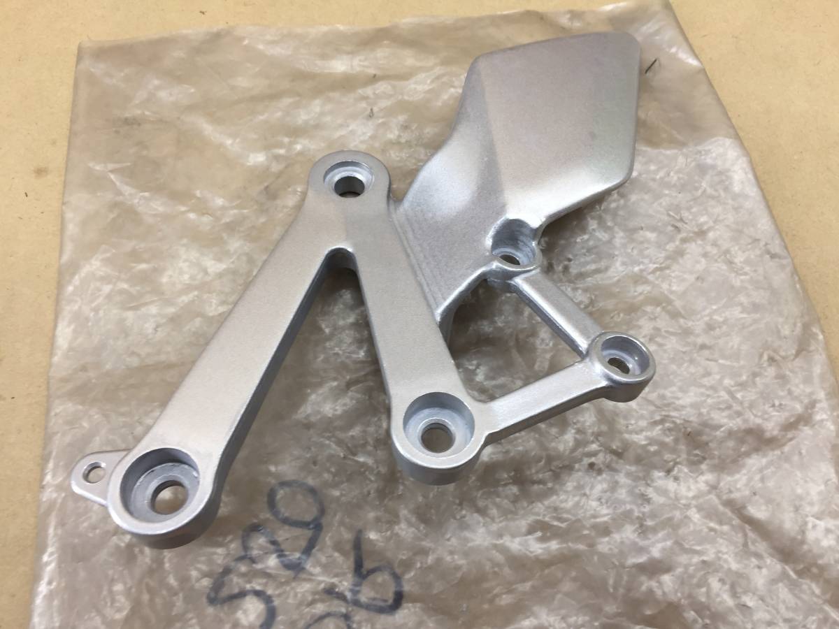 ホンダ 純正品 NSR250 フロント右ステップホルダー 50600-KV3-770 未使用品 A240 nsr250r NSR250R MC21 nsr250 ステップホルダーSET mc28(ステップ、ペダル