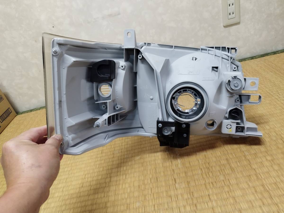 トヨタ純正 ハイエース200系 1型2型 左ライト 81170 
