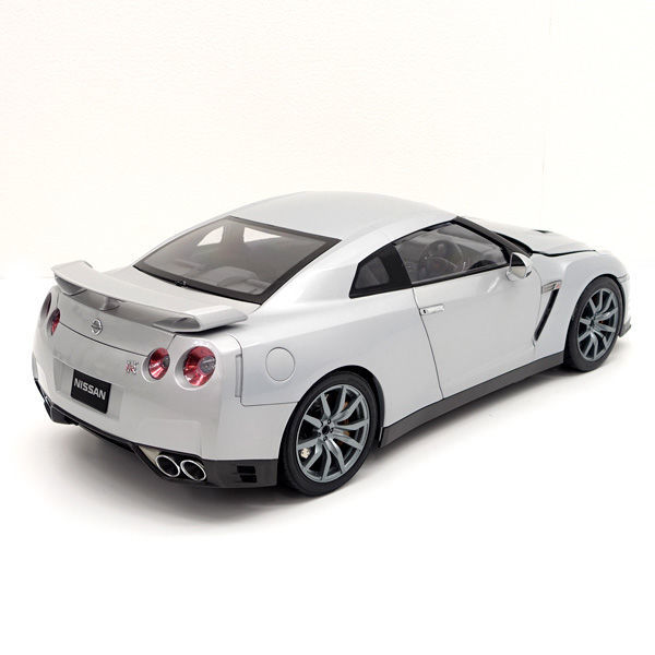 完成品イーグルモス 1⁄8 日産 R35 GT-R ダイキャストモデル